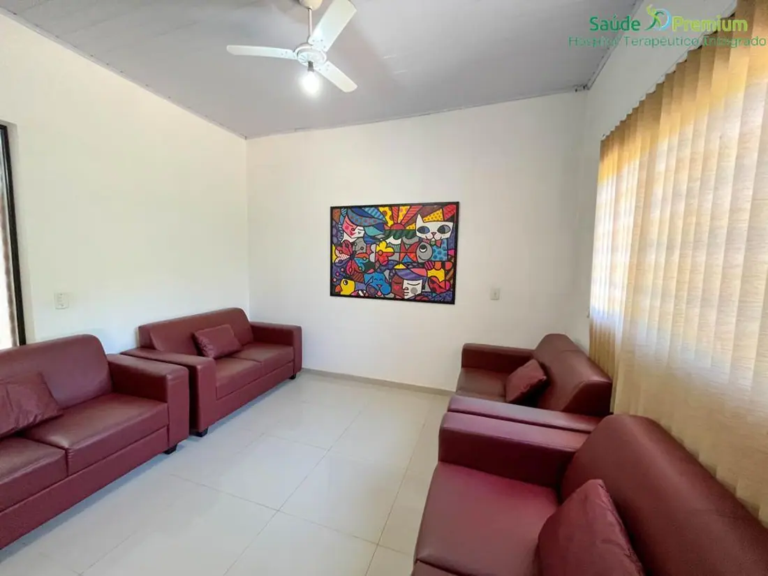Sala de convivência com sofás na unidade Capela do Alto