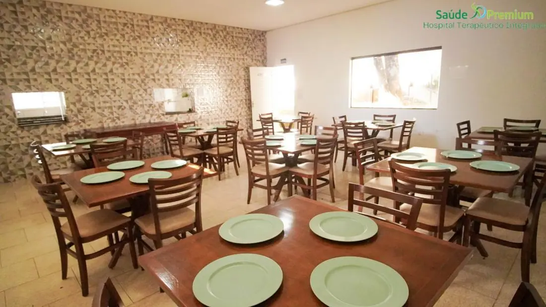 Refeitório com mesas redondas na unidade Capela do Alto