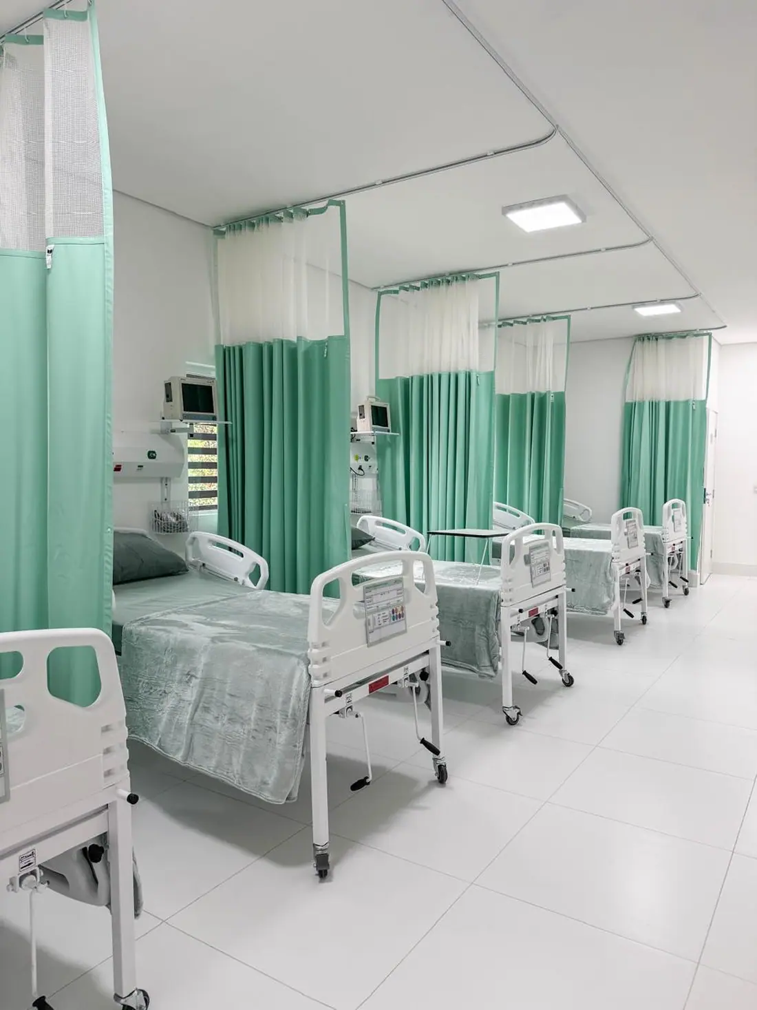 Enfermaria interna com leitos hospitalares na unidade Capela do Alto