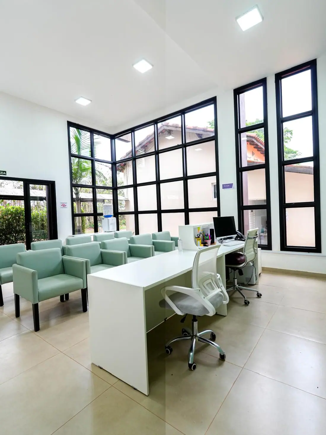 Sala de atividades com estações individuais na unidade Capela do Alto