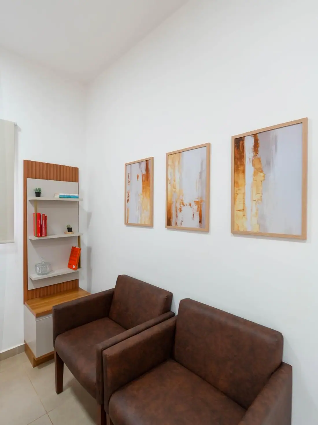 Sala de espera com poltronas na unidade Capela do Alto