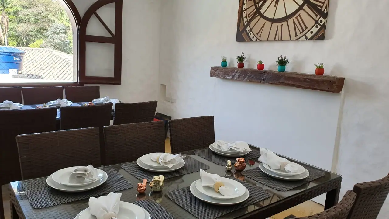 Sala de jantar com mesa posta na unidade Granja Viana