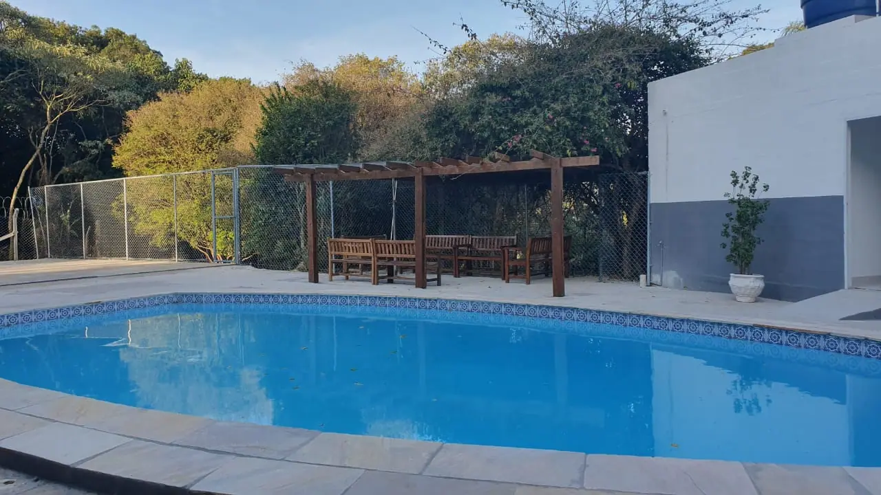 Piscina e deck ao ar livre na unidade Granja Viana