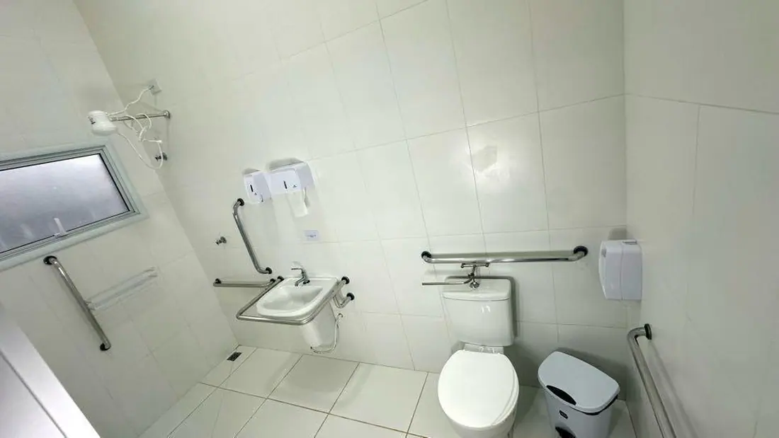 Banheiro adaptado com barras de apoio na unidade Ibiúna