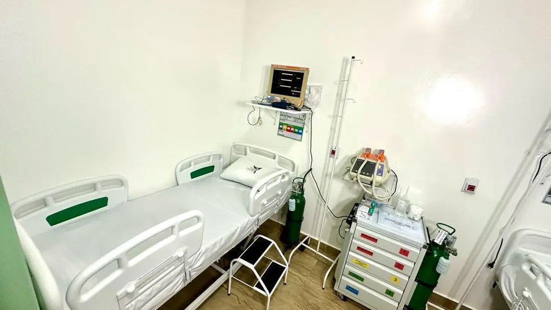 Leito hospitalar com monitor e suporte de soro na unidade Ibiúna