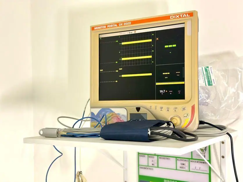 Monitor multiparamétrico em uso na enfermaria da unidade Ibiúna