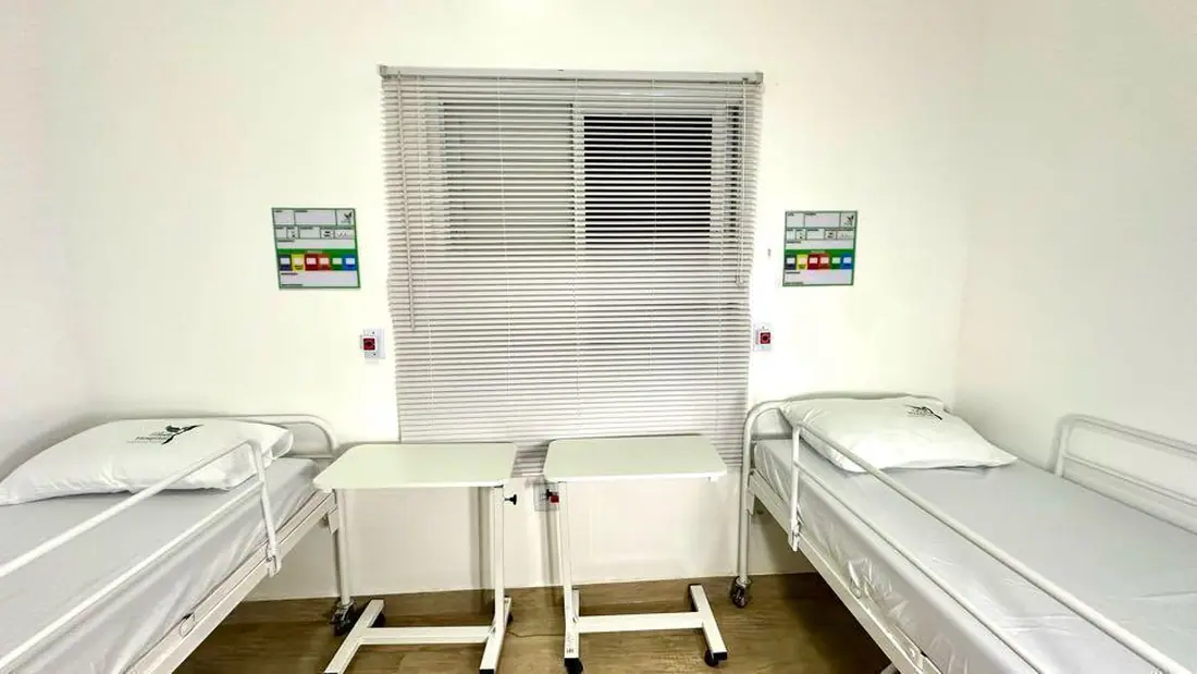 Quarto com dois leitos hospitalares e janela na unidade Ibiúna