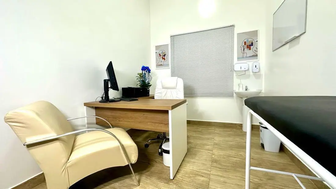 Consultório com maca de exame na unidade Ibiúna