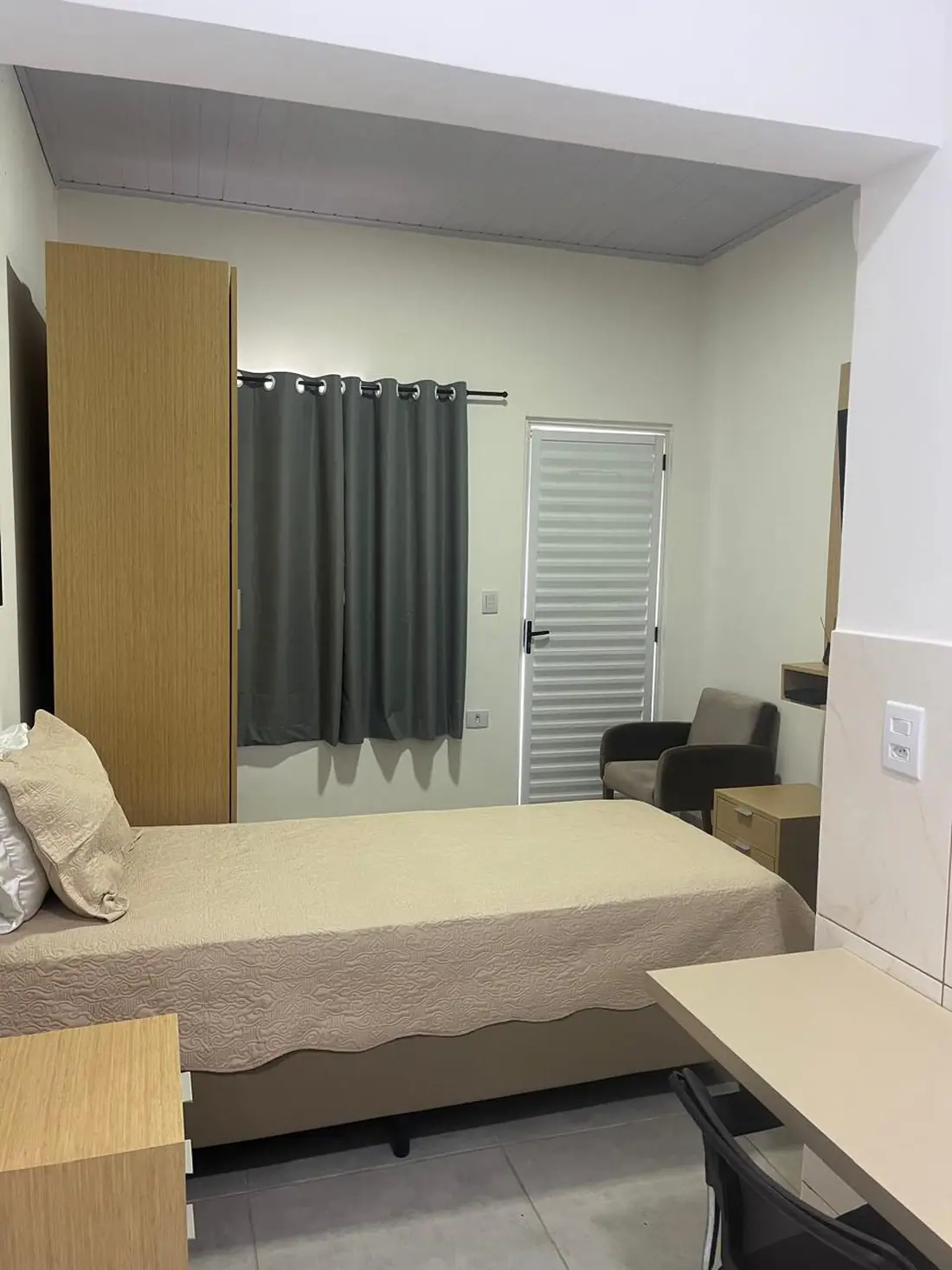 Quarto com cama e armário na unidade São Roque