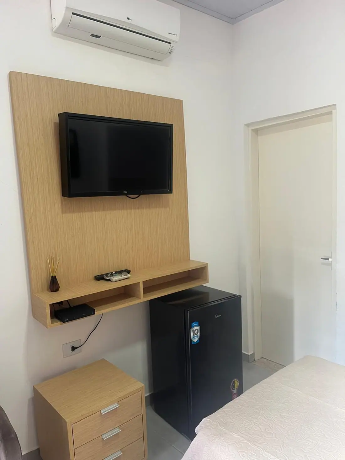 Quarto com televisão e frigobar na unidade São Roque