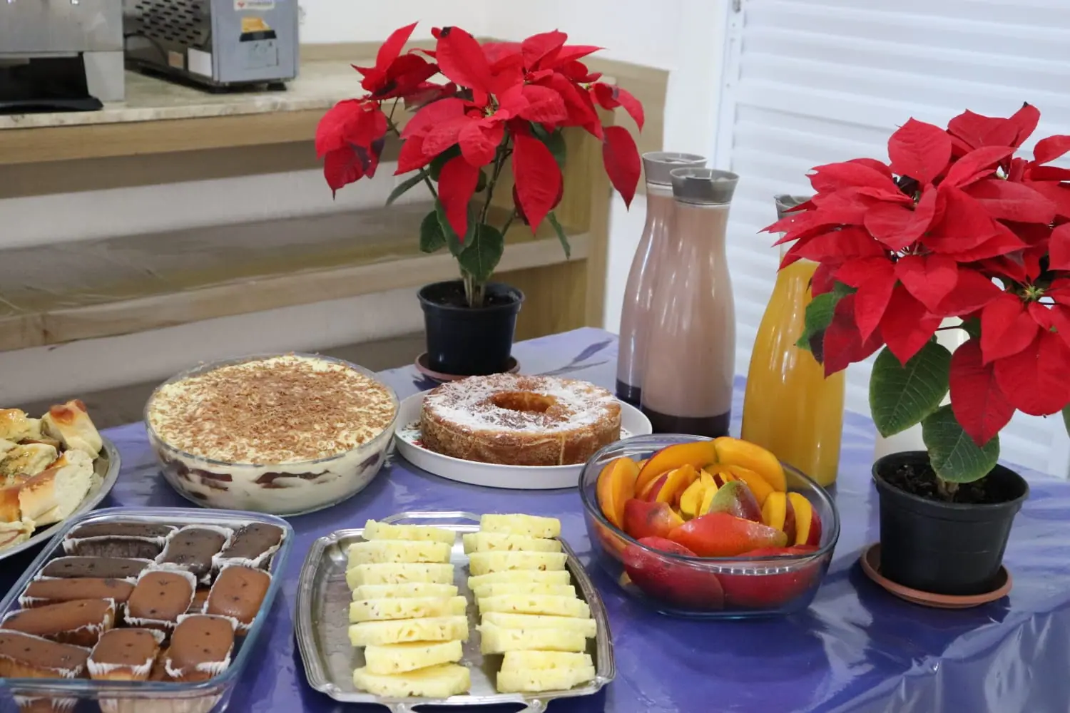 Mesa de café da manhã servida no refeitório da unidade São Roque