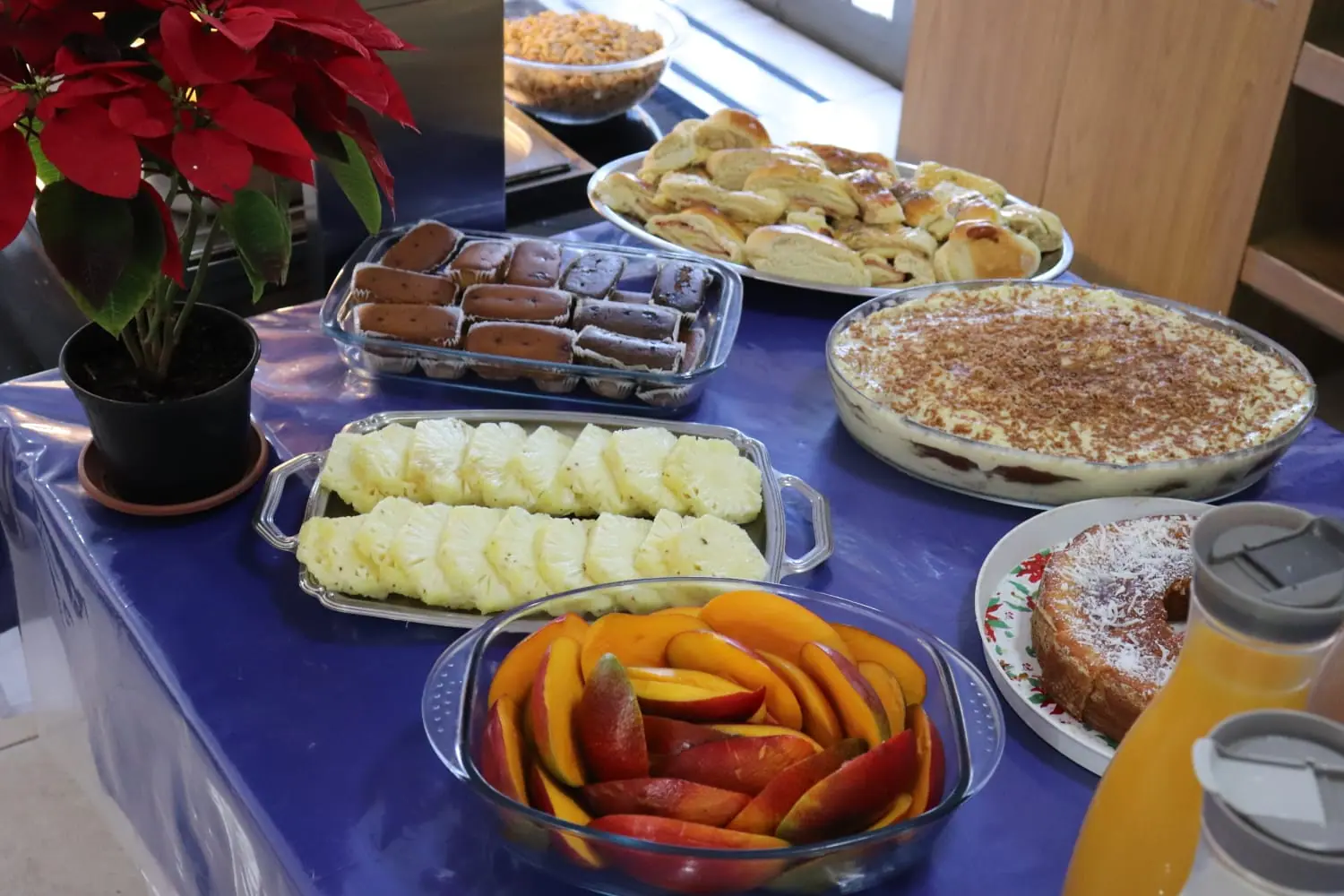 Mesa de sobremesas e frutas servida no refeitório da unidade São Roque