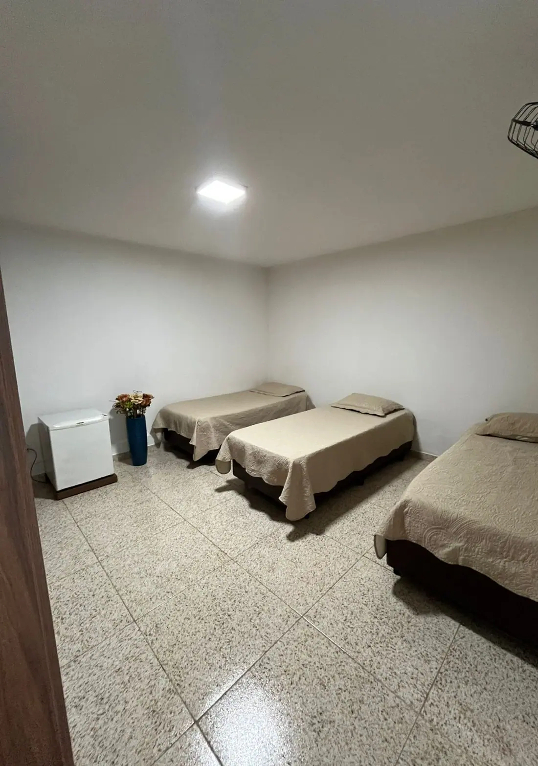 Dormitório com três camas na unidade São Roque